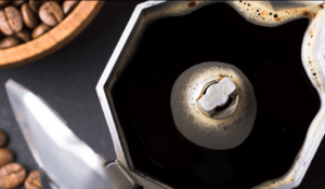Draufsicht auf eine mit Kaffee gefüllte Mokkakanne