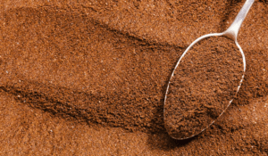 Bild von gemahlenem Kaffee mit einem Kaffeelöffeln